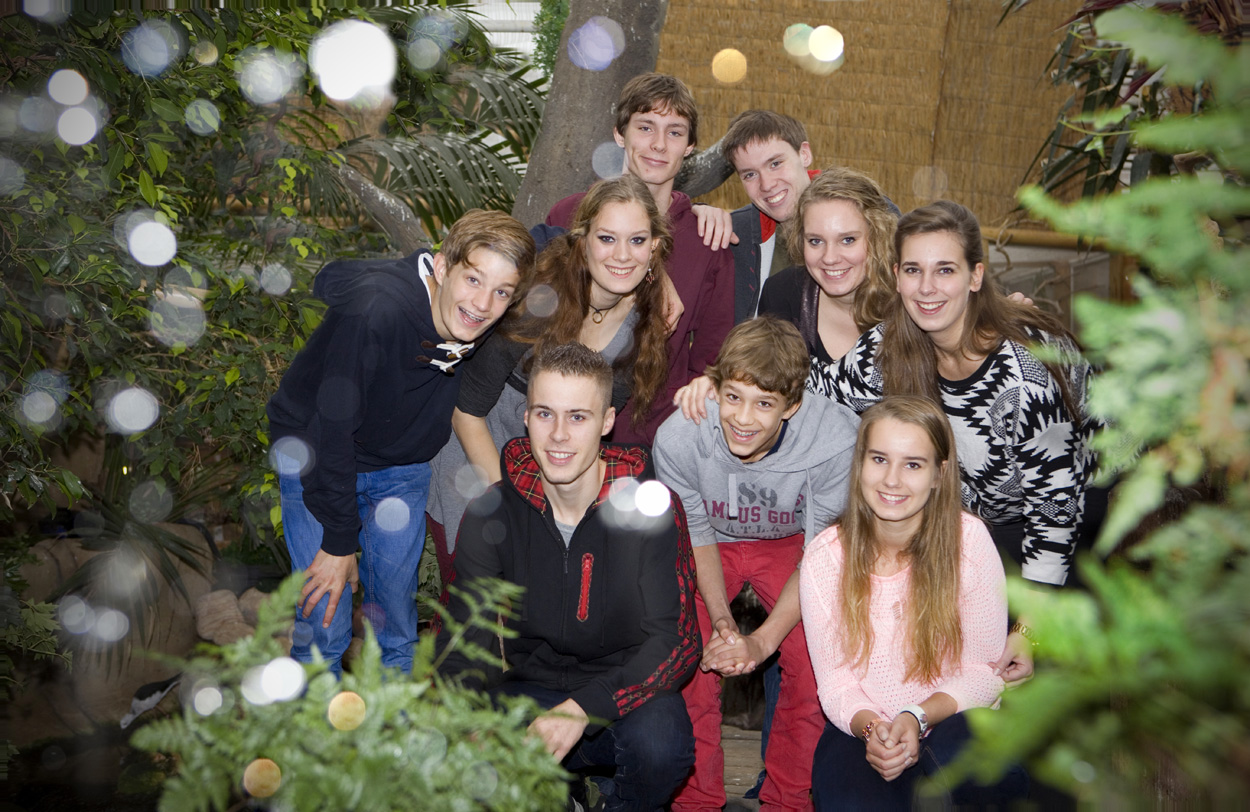Familieportret kinderen tieners groepsportret binnen Avonturia Vogelkelder Den Haag