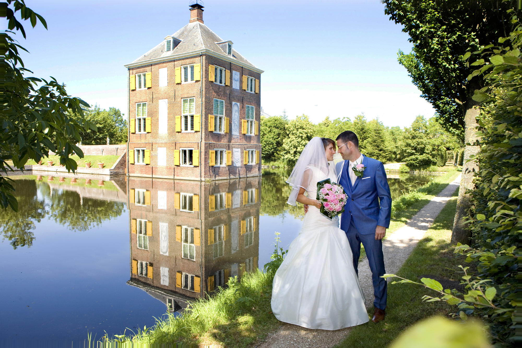 Fotoshoot bruidspaar Buitenplaats Hofwijck Kasteel Voorburg kleurrijke trouwfotograaf Irene Den Haag