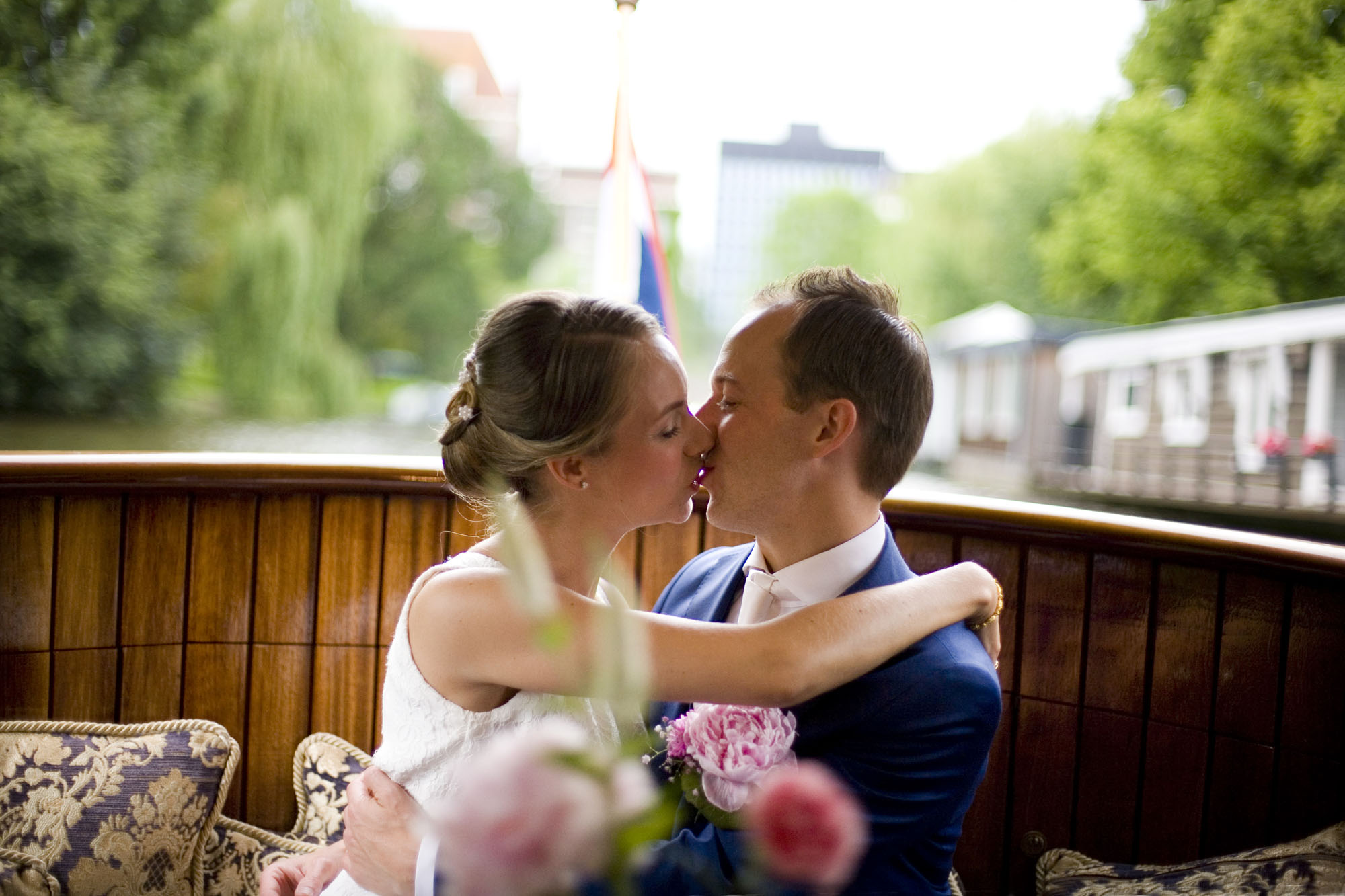 Bruidsfotografie bruiloft kus bruidspaar salonboot boottocht Amsterdam