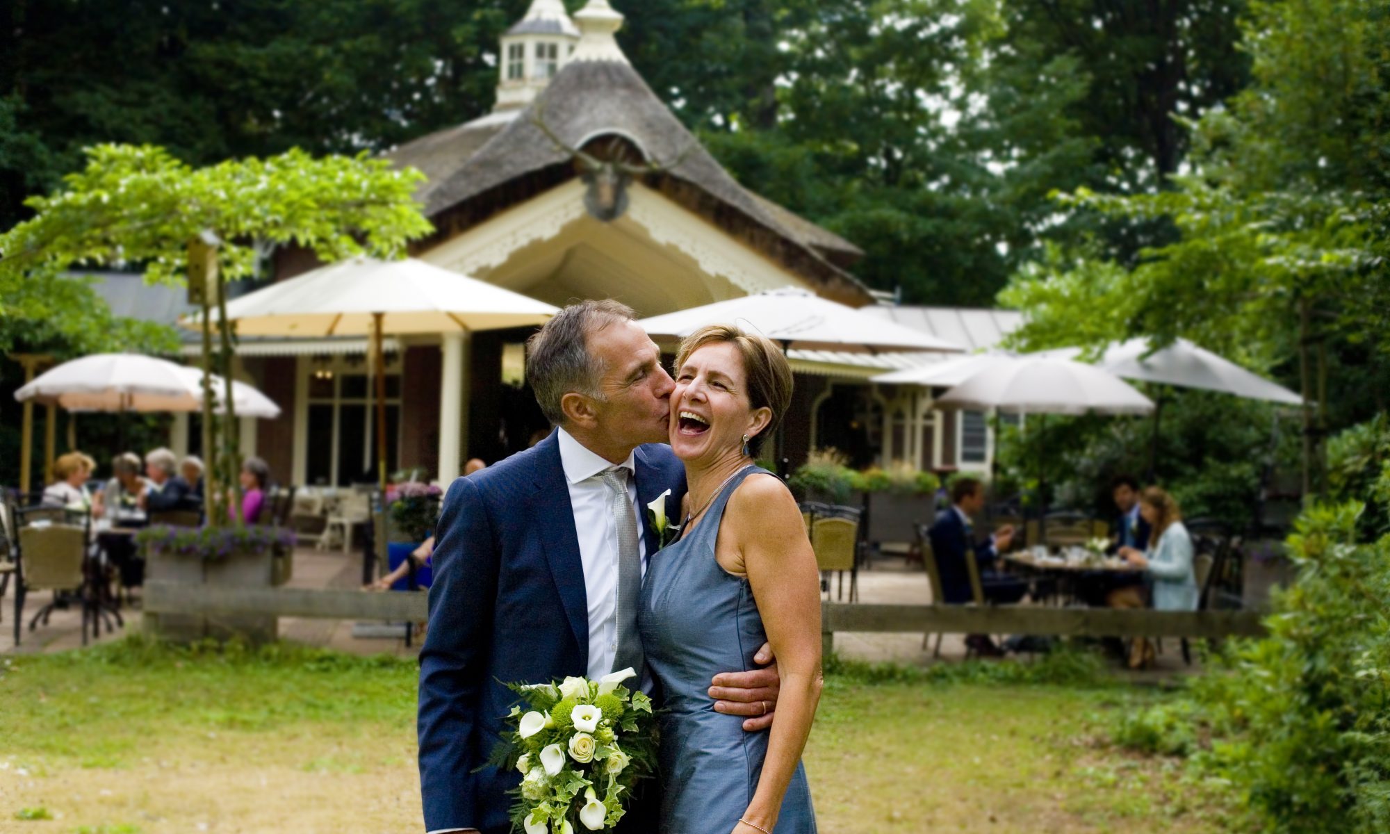 Spontane foto trouwdag bruid met blauwe jurk bij trouwlocatie Wassenaar Theepaviljoen De Horsten trouwfotograaf Irene Den Haag