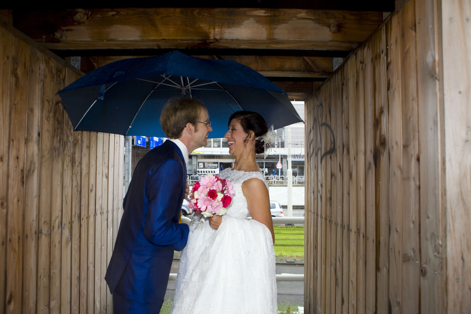 Bruidsfotografie bruiloft Kuyl's Fundatie Rotterdam bruidspaar regen