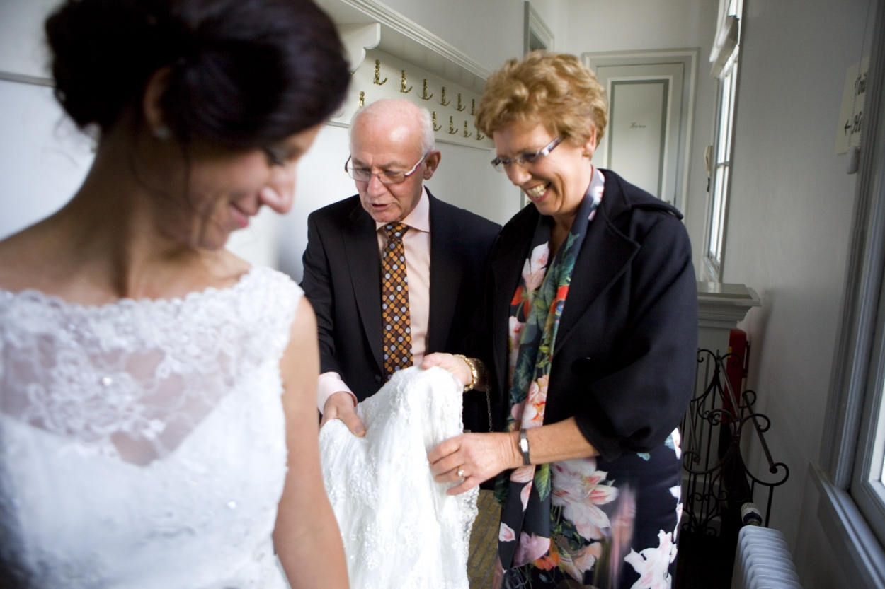 Bruidsfotografie bruiloft Kuyl's Fundatie Rotterdam trouwjurk ouders bruid