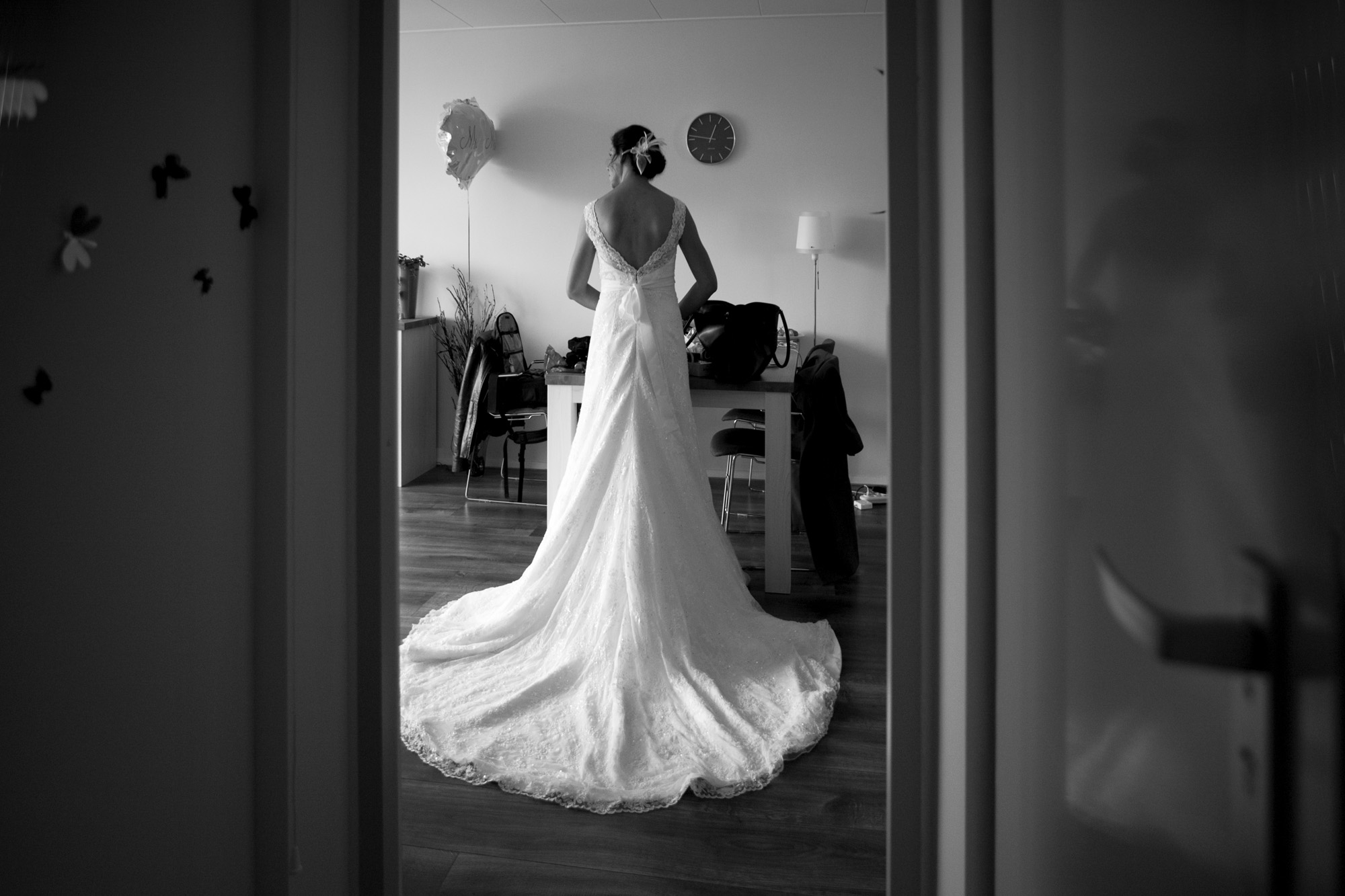 Fotograaf bruiloft Kuyls Fundatie Rotterdam bruid trouwjurk sleep voorbereiding woonkamer Rotterdam
