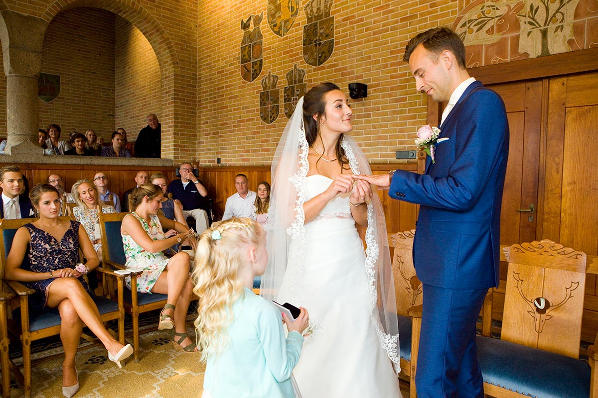 Jawoord huwelijk ringenmeisje bruidsmeisje ceremonie Raadhuis Leidschendam trouwzaal