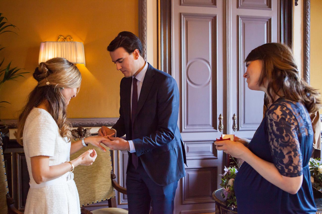 Ringen wisselen ceremonie bruiloft in Van Brienenzaal Hotel Des Indes Den Haag