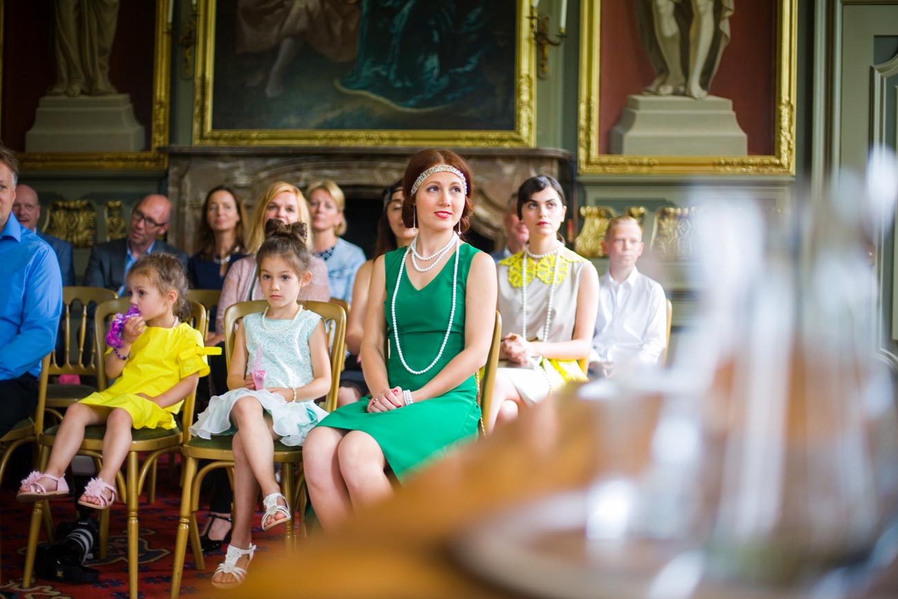 ceremonie bruiloft gasten in trouwzaal Kasteel Duivenvoorde Voorschoten trouwfotograaf Irene