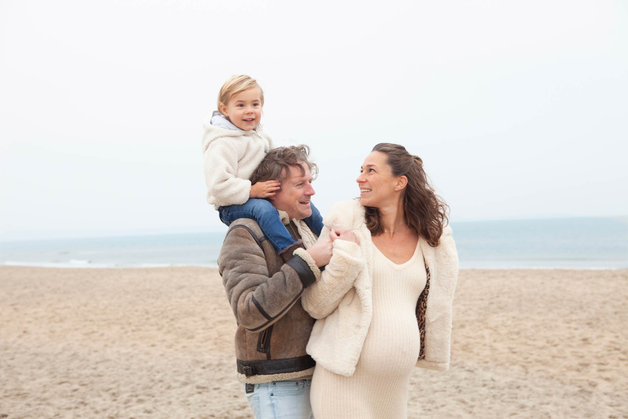 Foto zwangerschap gezinsfoto familiefoto zwangerschapsshoot strand spontane familiefotografie zwangerschapsfotografie Irene Den Haag