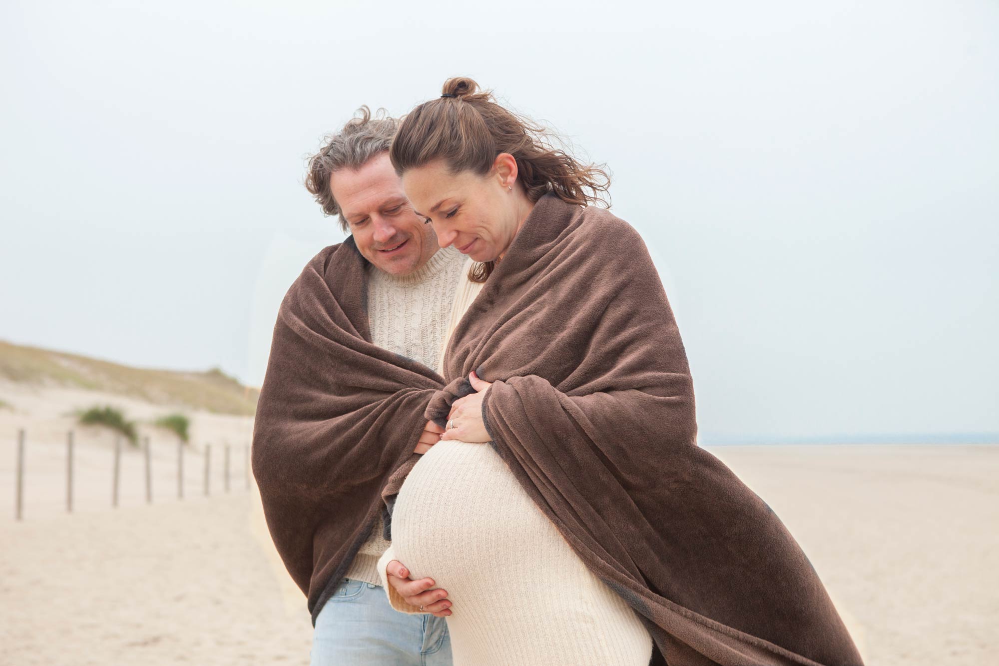 Romantische spontane loveshoot zwangerschap zwangerschapsfotografie fotoshoot duinen fotograaf Irene Den Haag