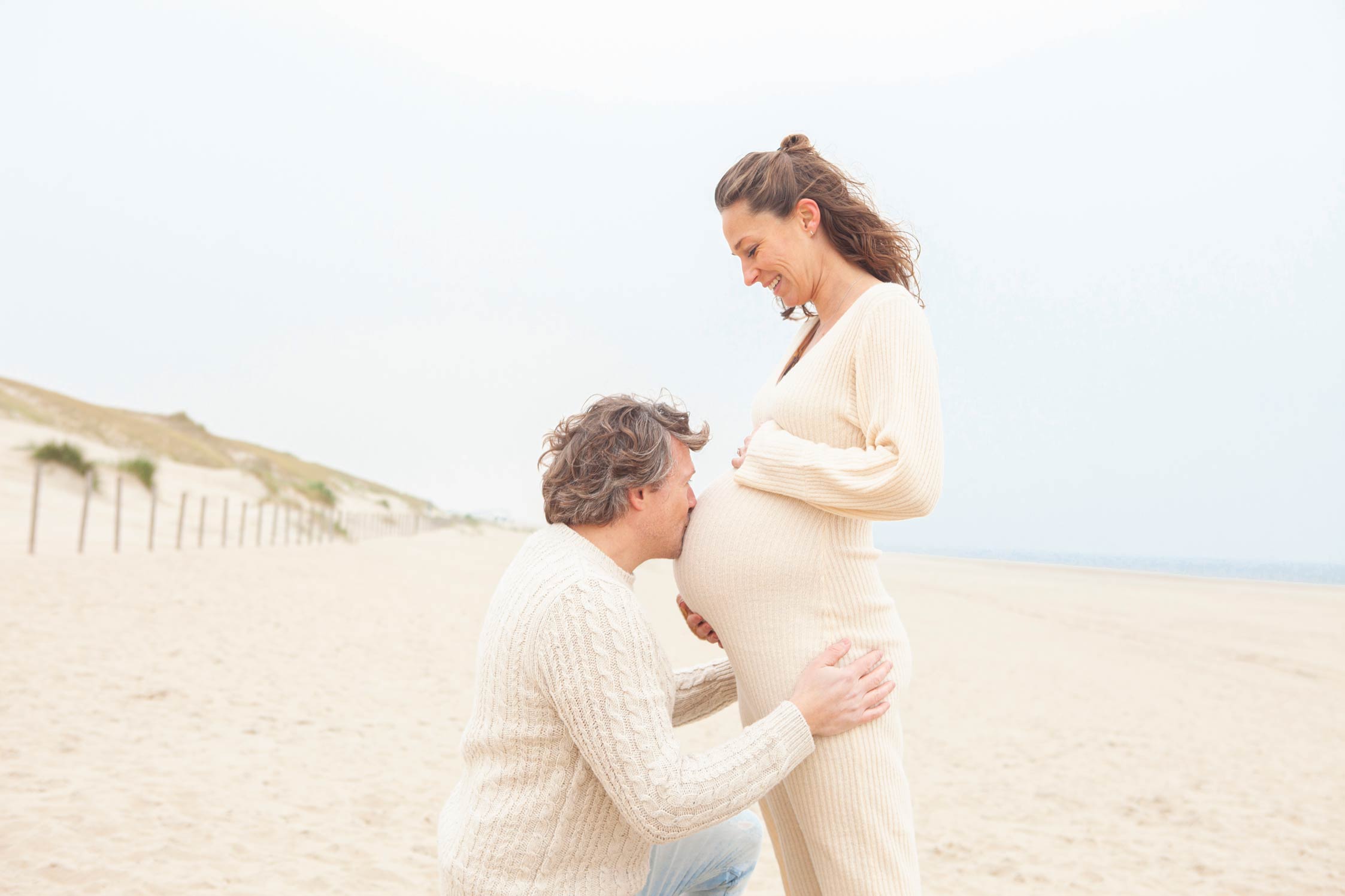 Foto zwangerschap romantische stellenfoto loveshoot strand spontane fotografie zwangerschapsfotografie Irene Den Haag