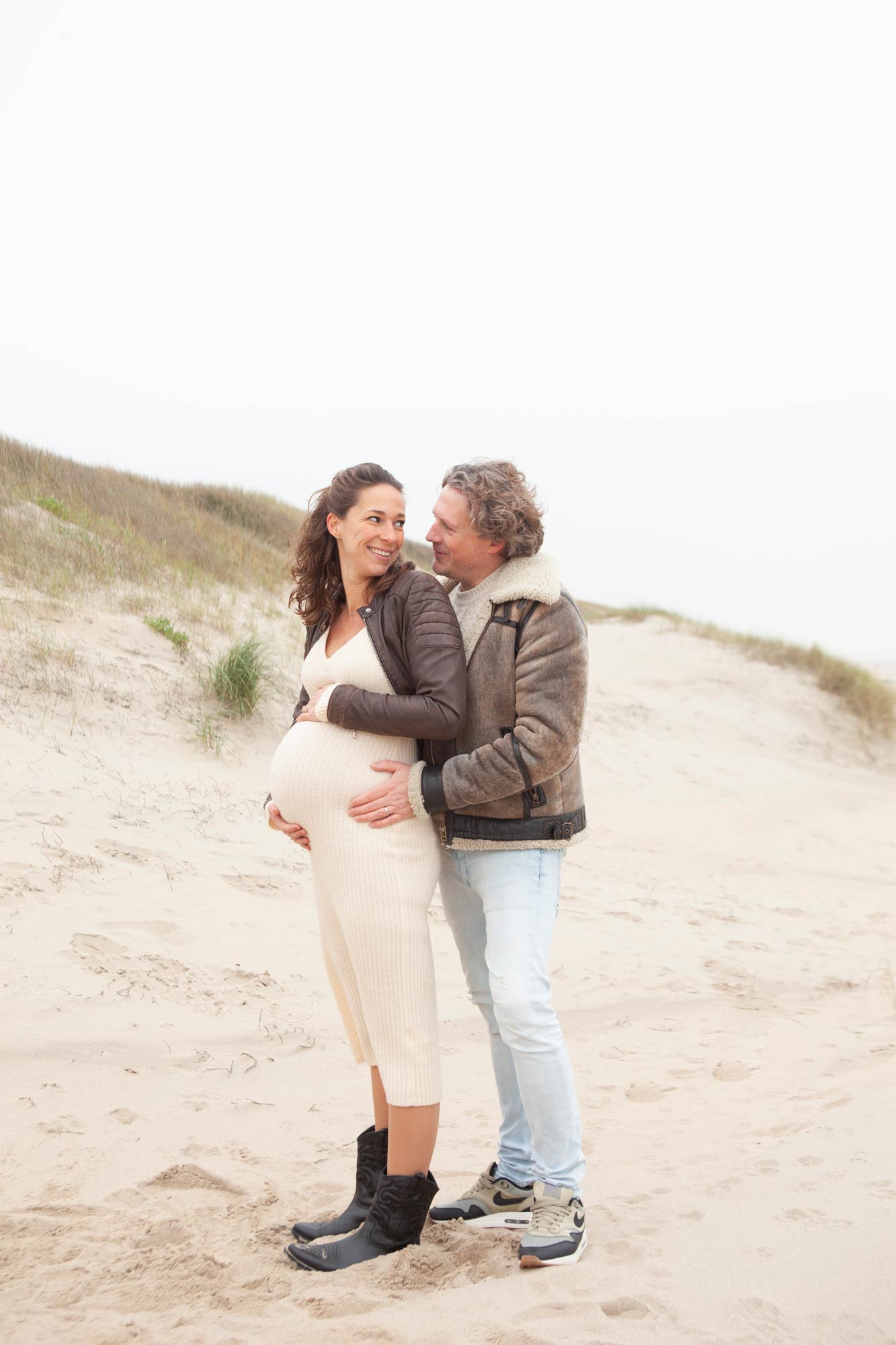 Romantische foto zwangerschap strand duinen spontane loveshoot zwangerschapsfotografie Irene Den Haag