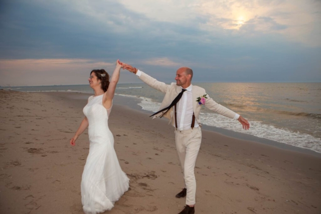 Spontane fotograaf huwelijk lieve romantische journalistieke trouwfoto zomerse trouwreportage strandbruiloft zonsondergang golden hour trouwfotograaf Irene Den Haag