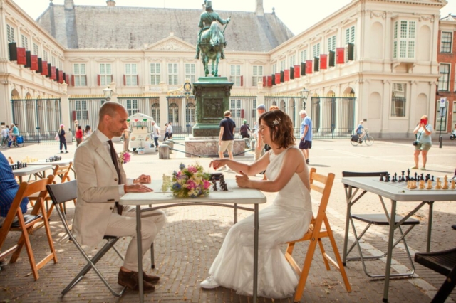 Spontane fotograaf huwelijk romantische journalistieke trouwfoto zomerse trouwreportage schaken Noordeinde trouwfotograaf Irene Den Haag