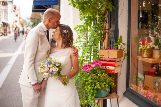 Spontane fotograaf huwelijk lieve romantische journalistieke trouwfoto zomerse trouwreportage Noordeinde trouwfotograaf Irene Den Haag