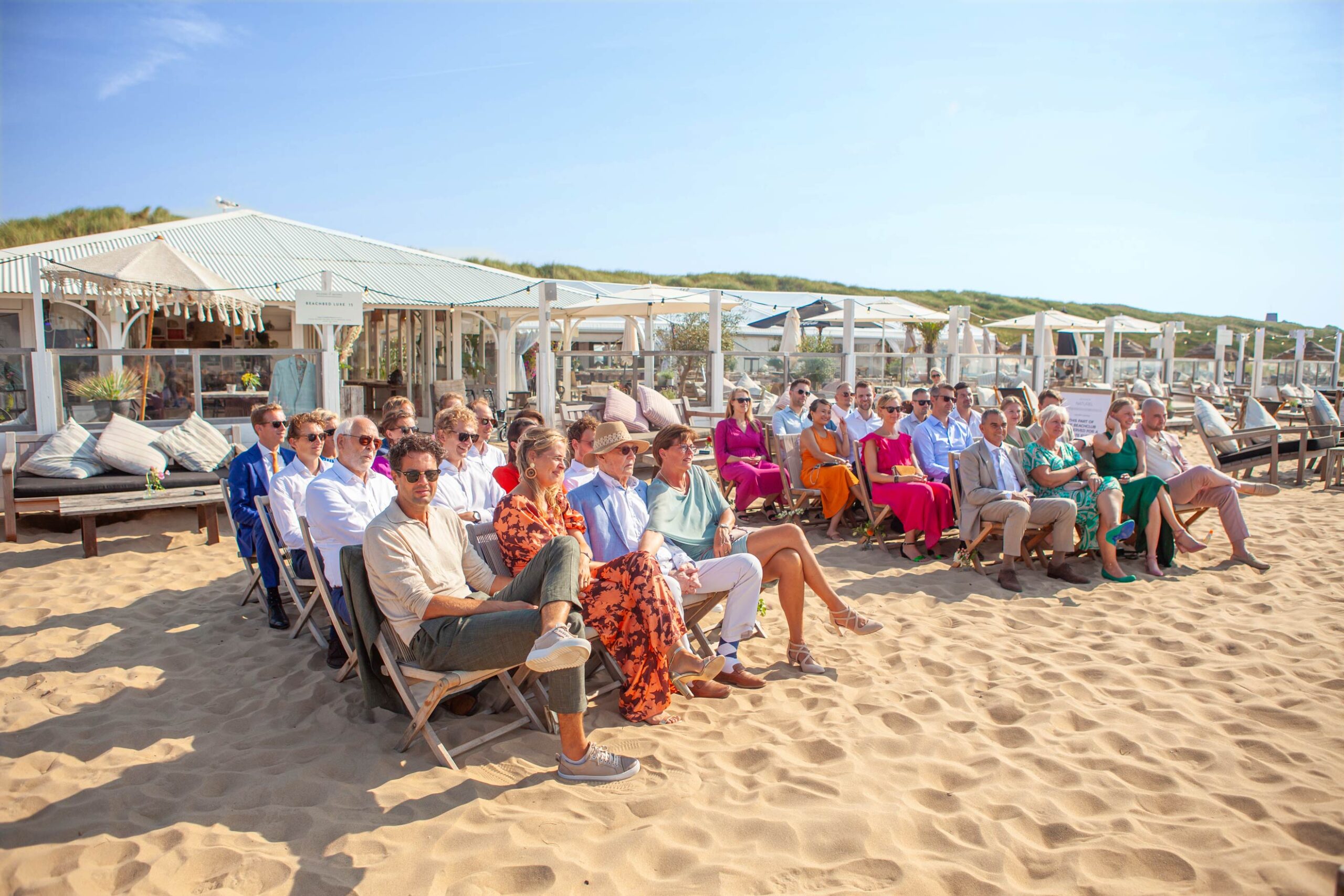 Bruiloft ceremonie strandbruiloft Strandclub Naturel Scheveningen vrolijke spontane trouwfotograaf fotograaf huwelijk Irene Den Haag