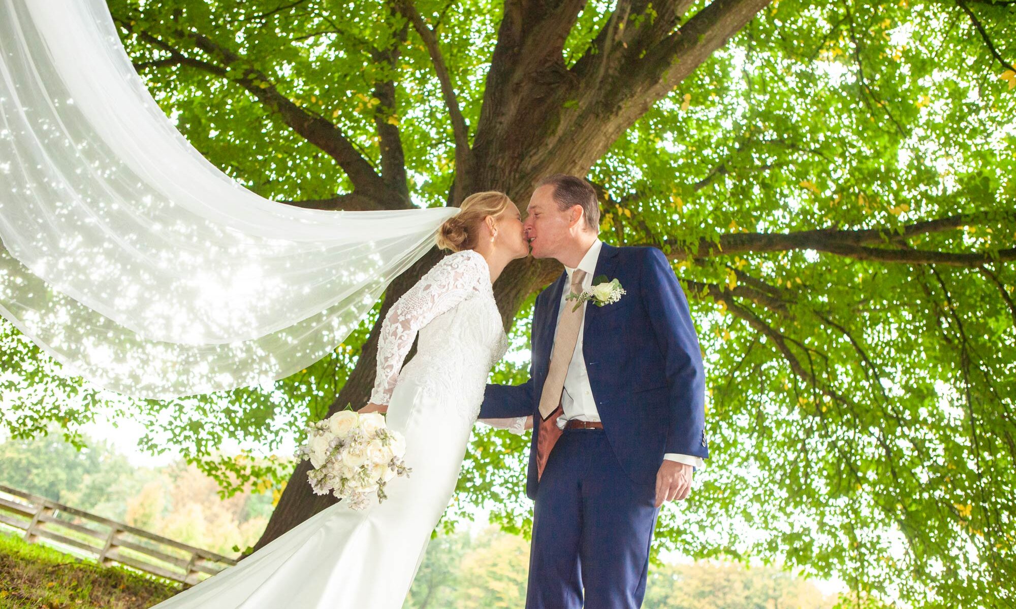 Romantische trouwfoto lange sluier Landgoed Ockenburg Den Haag trouwfotograaf