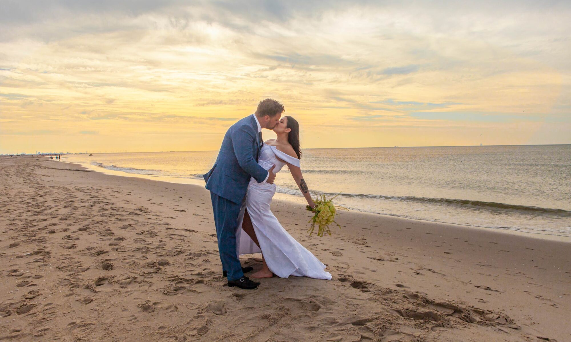 Romantische spontane trouwfotografie trouwfotograaf Irene fotograaf beste prijs kwaliteit fotografie met sfeer strandbruiloft Scheveningen
