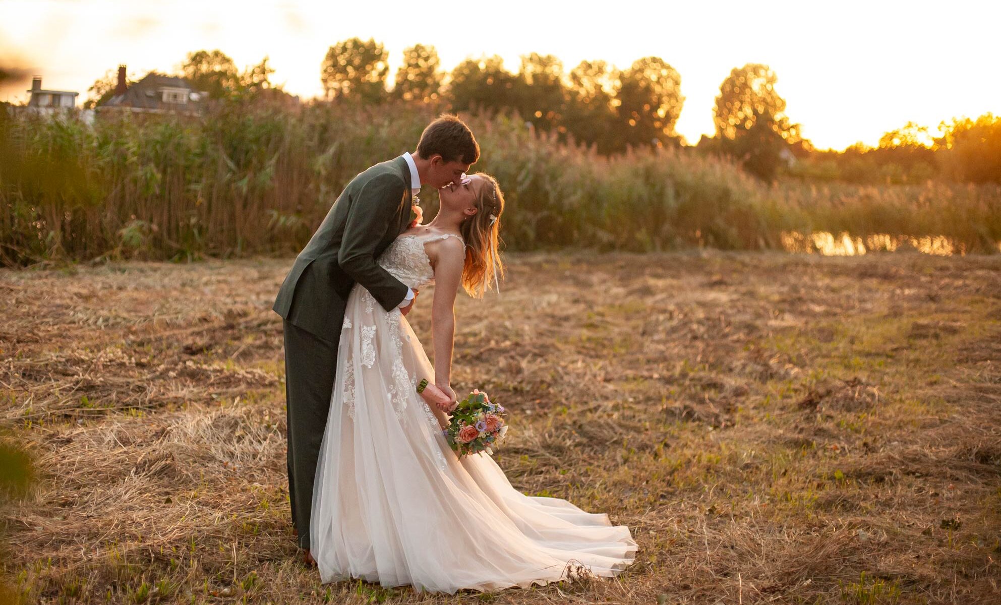 Trouwfoto bruidspaar fotoshoot golden hour irene trouwfotografie spontane professionele trouwfotograaf den haag
