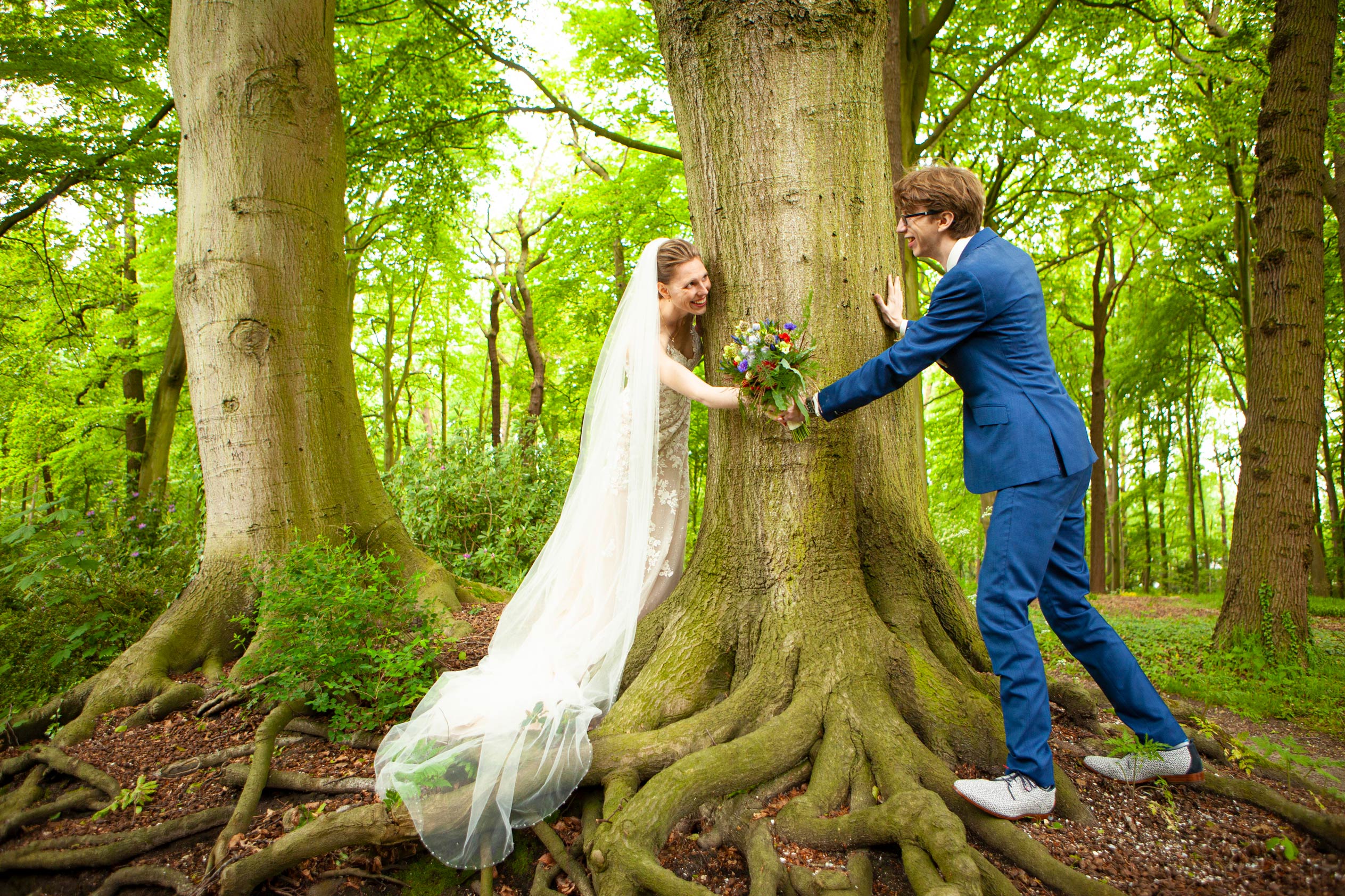 fotoshoot bruidspaar romantische trouwfotograaf spontane fotograaf met gevoel en sfeer Den haag