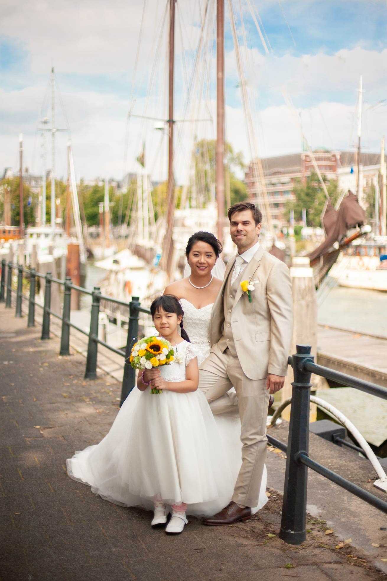 Bruidspaar trouwreportage haven Rotterdam vrolijke zomerse spontane trouwfoto trouwfotograaf Irene