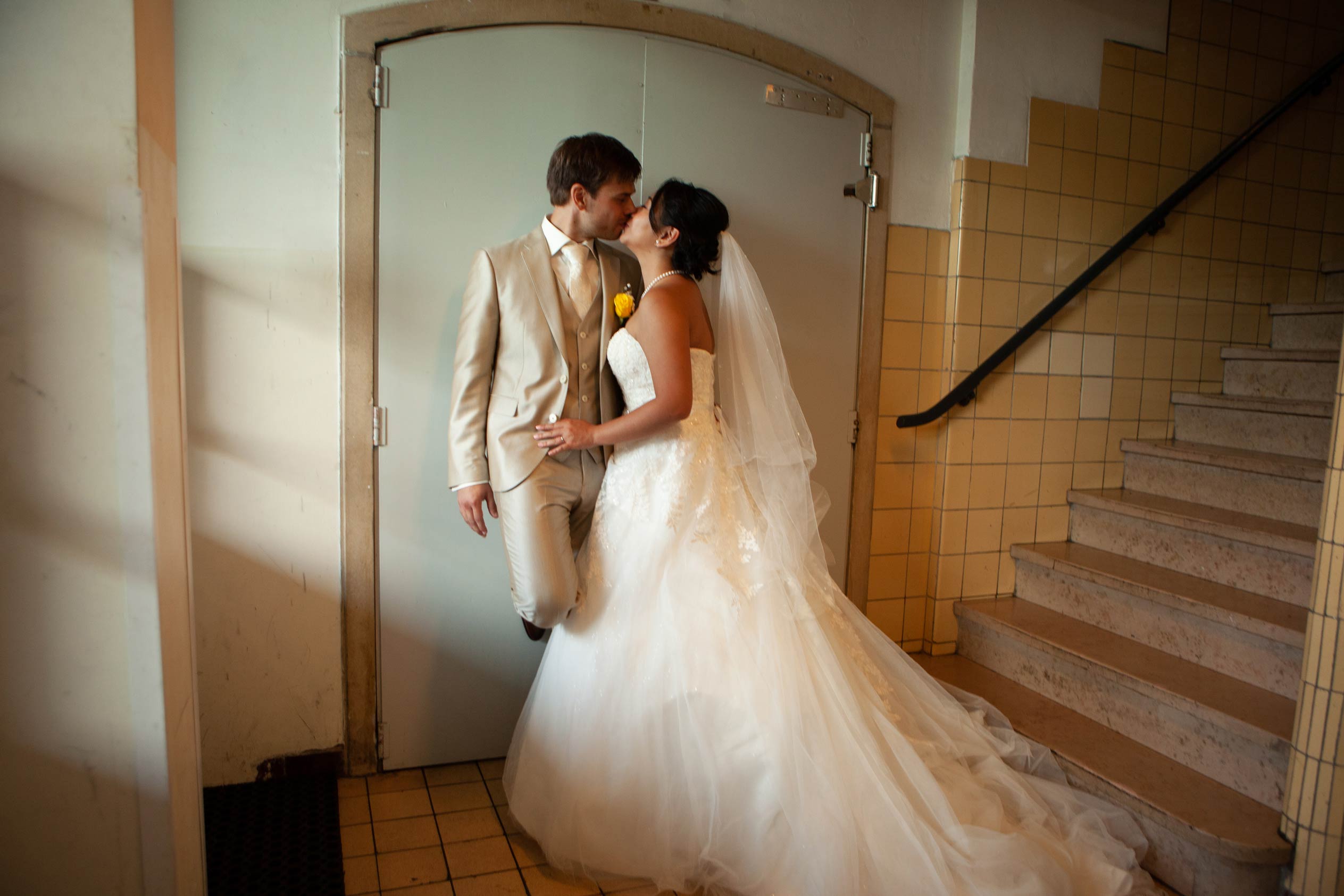 Sfeerfoto bruidspaar in trappenhuis stolen moment candid shot trouwfoto met sfeer trouwfotograaf Irene Den Haag