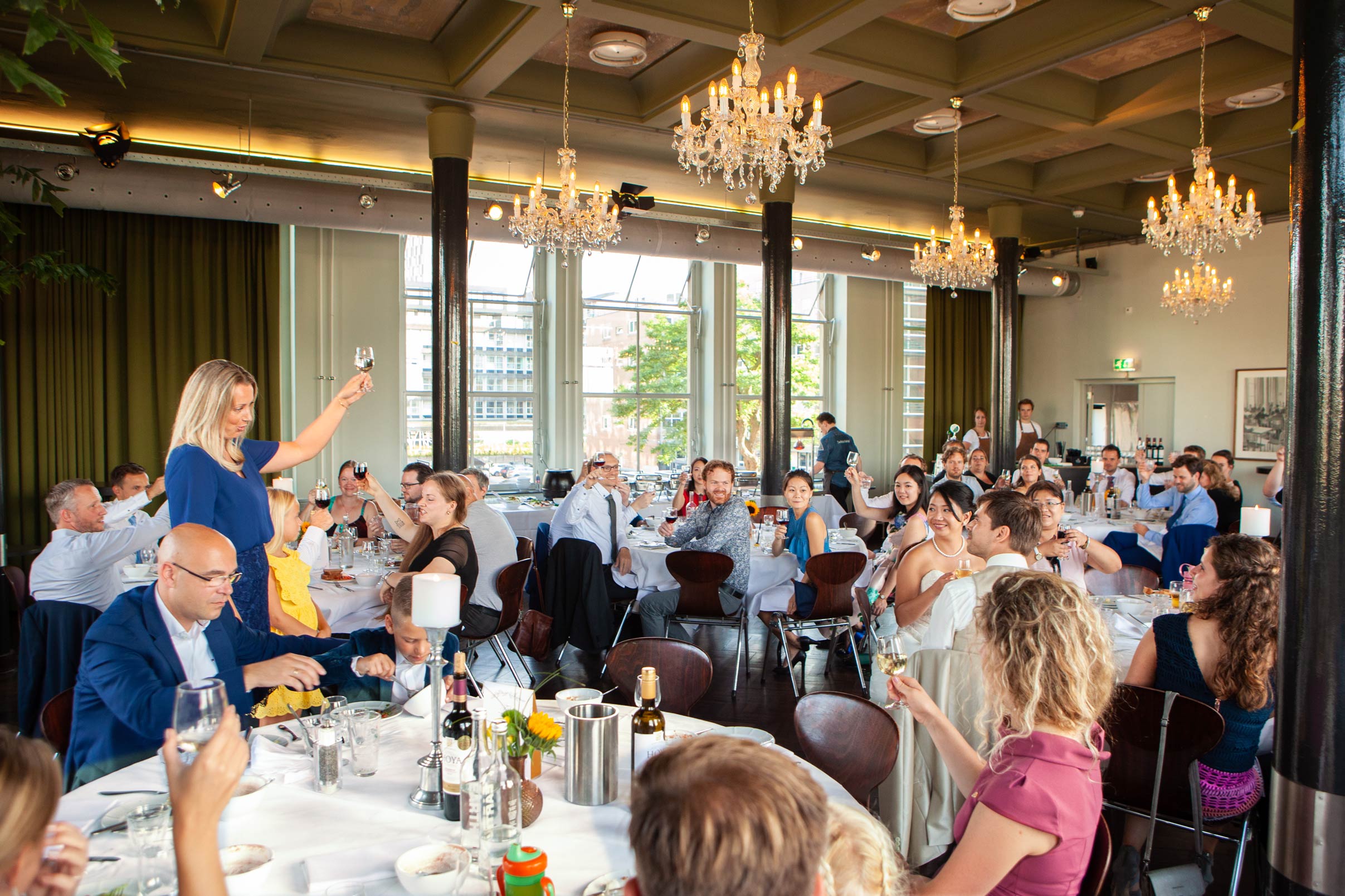 Speech toast proostmoment tijdens diner bruiloft De Machinist Rotterdam spontane trouwfotograaf Irene Den Haag