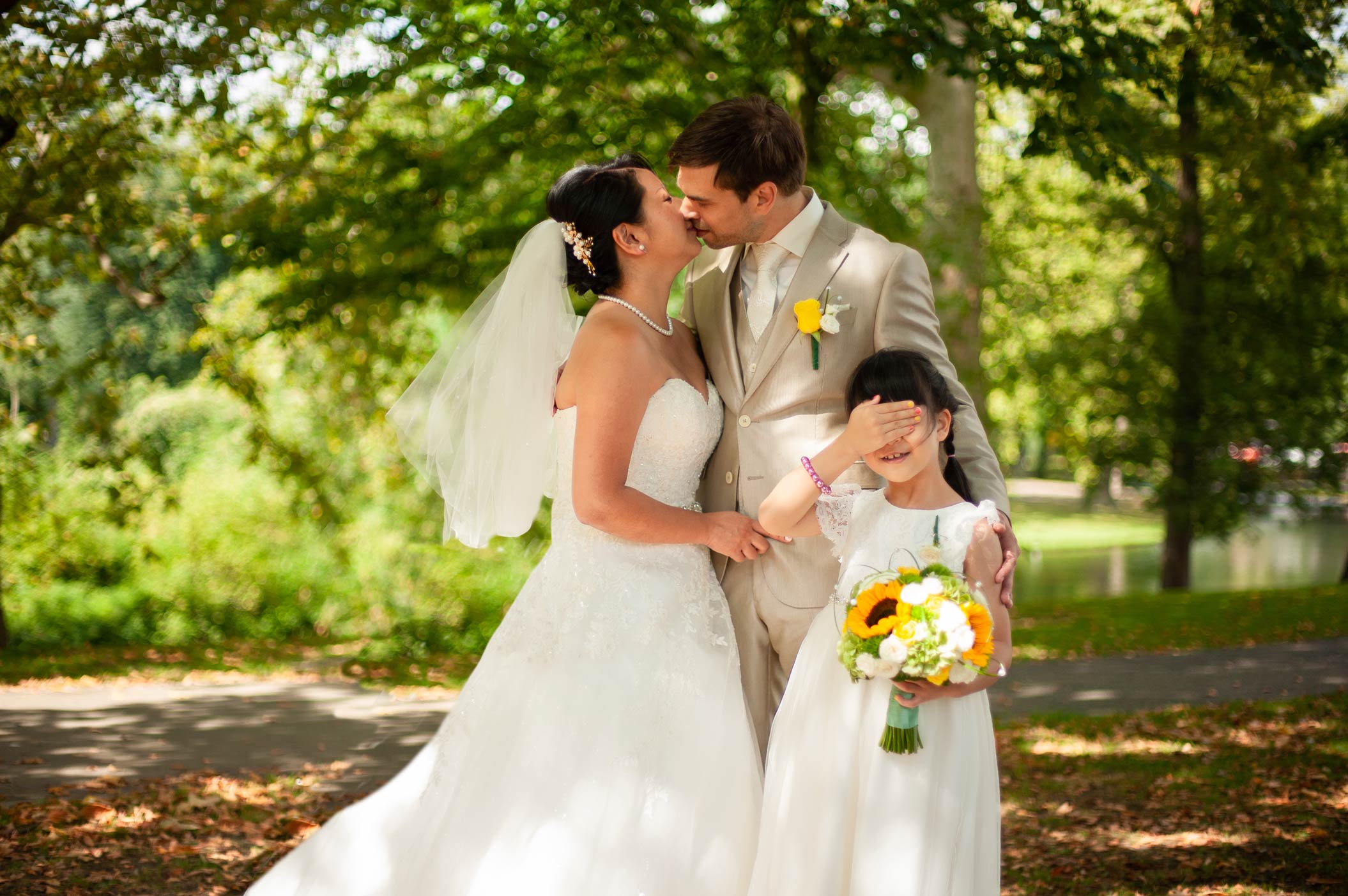 Grappige trouwfoto met humor trouwfotograaf Irene spontane trouwfotografie fotoshoot met bruidspaar en bruidsmeisje in bos Rotterdam Den Haag