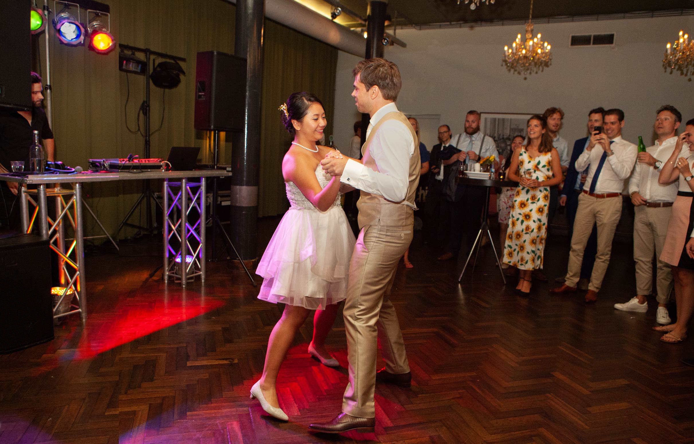 eerste dans bruidspaar trouwfeest bruiloftsfeest feest De Machinist Rotterdam spontane trouwfotograaf Den Haag