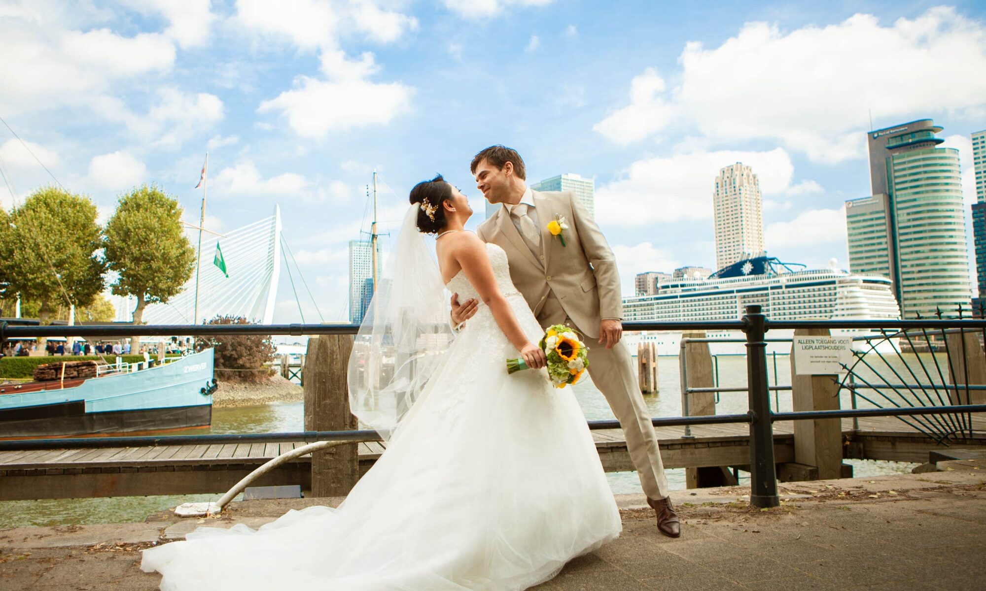 trouwreportage bruidspaar Maasboulevard Rotterdam spontane trouwfotograaf met sfeer en emotie Den Haag