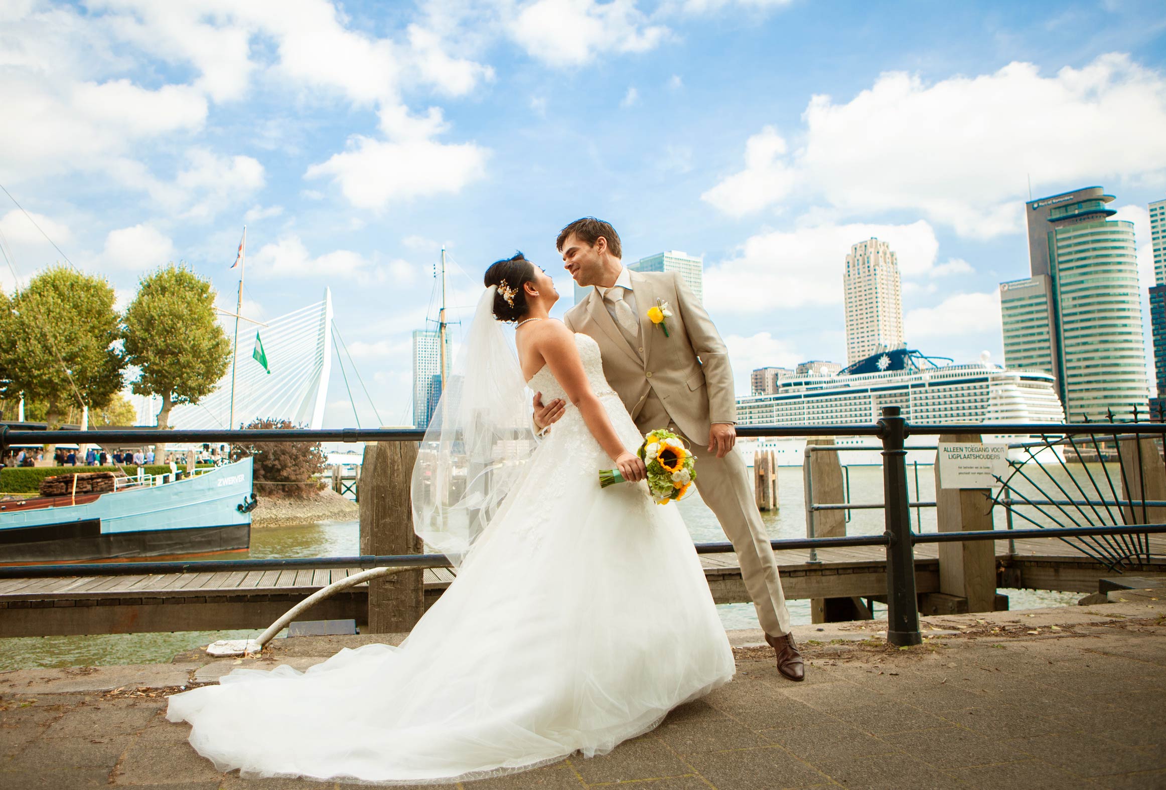 Fotoshoot bruidspaar Maasboulevard Rotterdam spontane trouwfotografie met sfeer en emotie trouwfotograaf Irene Den Haag