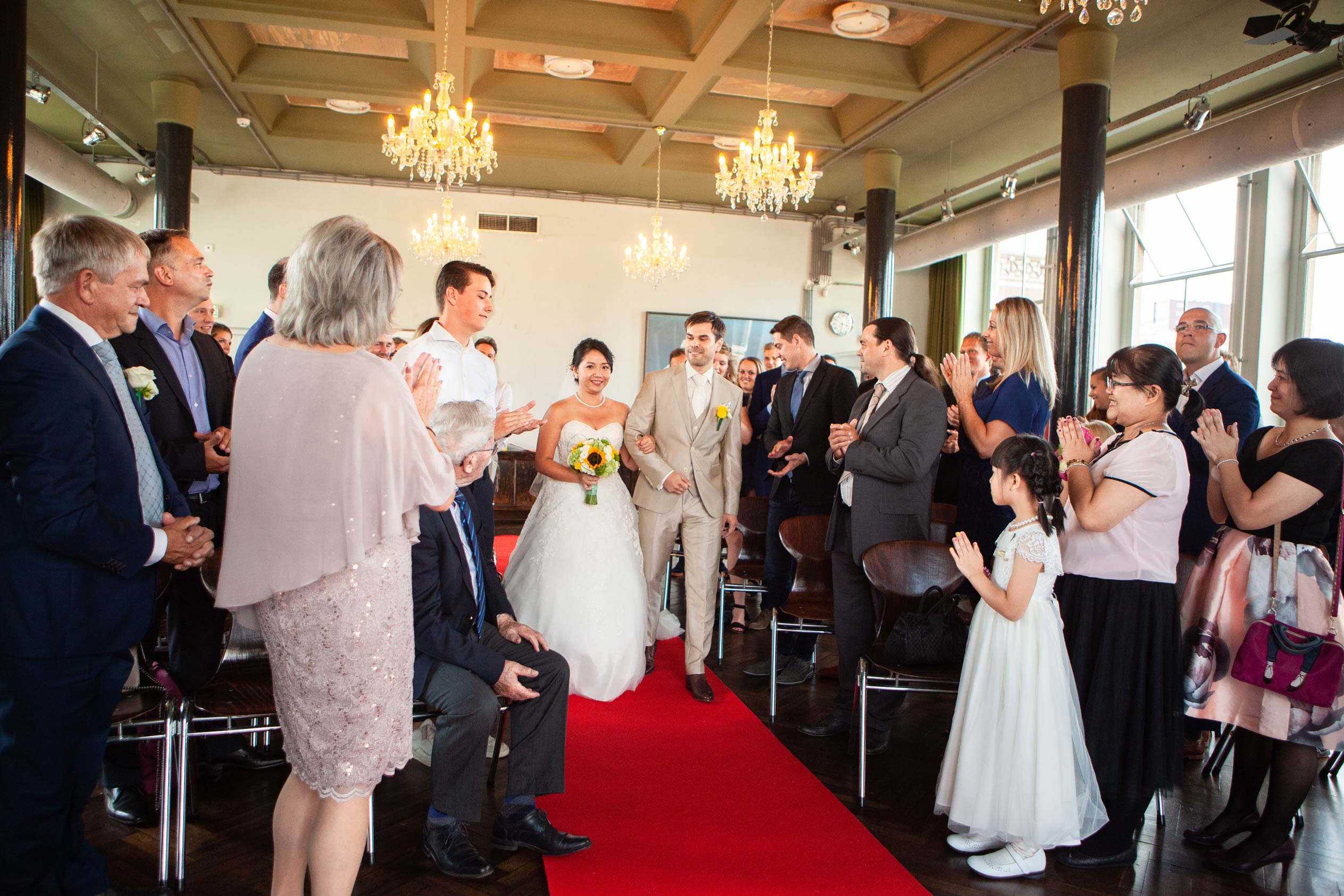 aankomst bruidspaar erehaag ceremonie De Machinist Rotterdam spontane trouwfotograaf Irene Den Haag