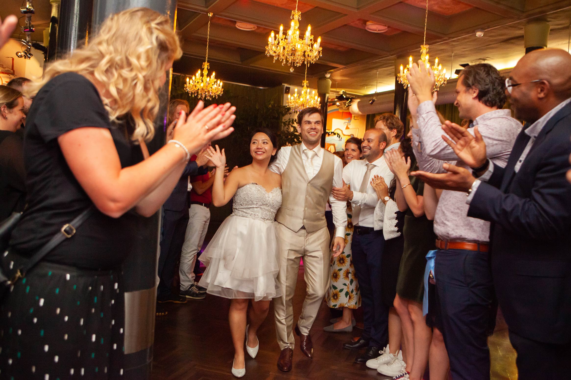 Sendoff uitzwaaien erehaag bruidspaar spontane trouwfoto met emotie en sfeer trouwfotograaf fotograaf bruiloft De Machinist Rotterdam Den Haag