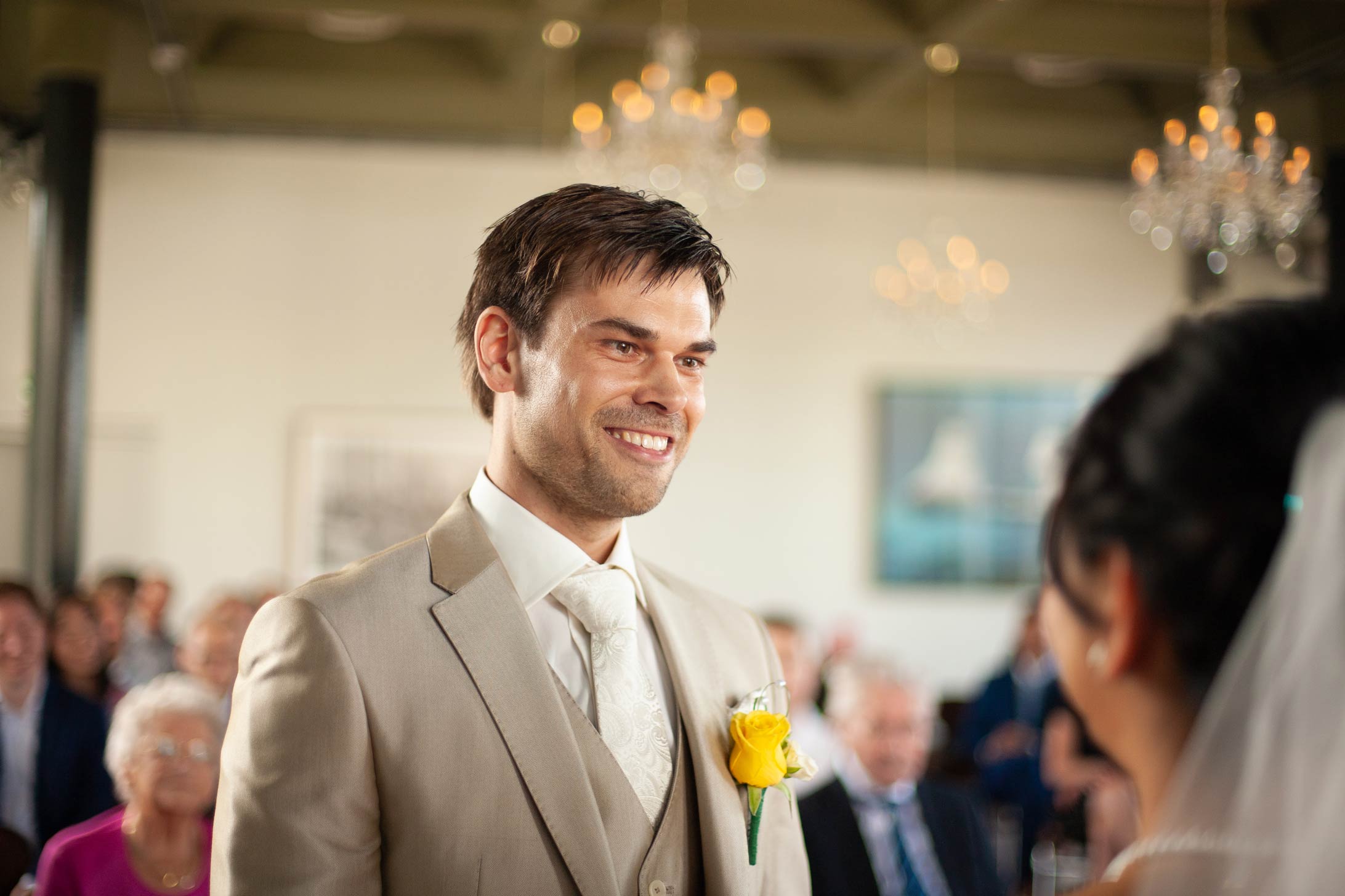 Gevoelig moment met emotie jawoord tijdens ceremonie closeup sfeer foto trouwfotograaf Irene Den Haag