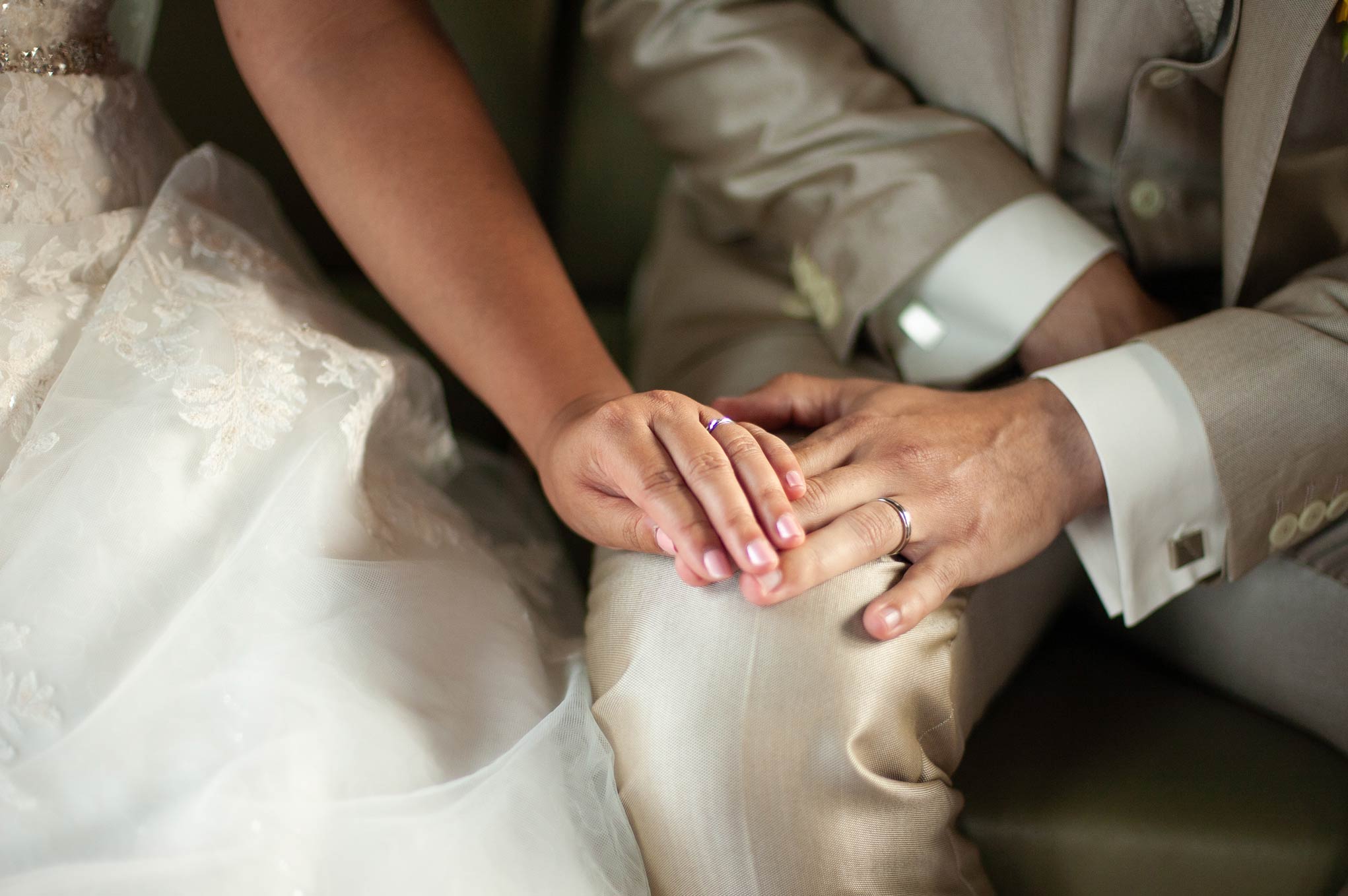 Sfeerbeeld sfeerfoto handen bruidspaar met ringen trouwringen tijdens ceremonie jawoord sfeervolle trouwfotografie trouwfotograaf Irene Den Haag
