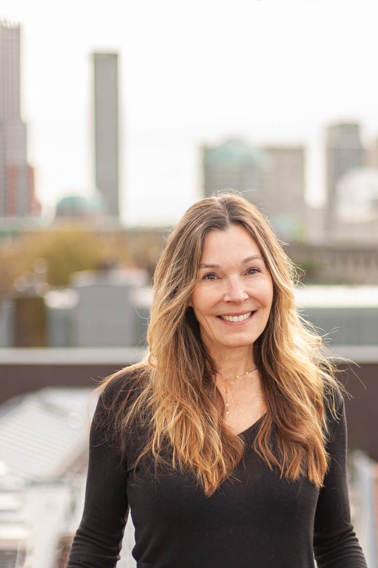 Linkedin portrait photography casual headshot profile photo outdoors spontaneaous photographer Irene Den Haag