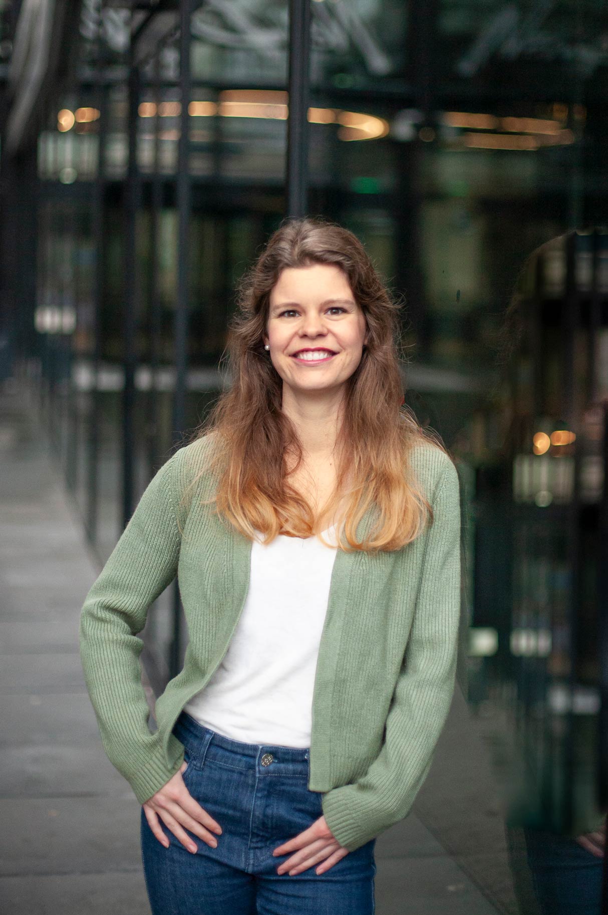 Zakelijke profielfoto headshot stage afstuderen CV spontane stijl portret fotograaf Irene Den Haag
