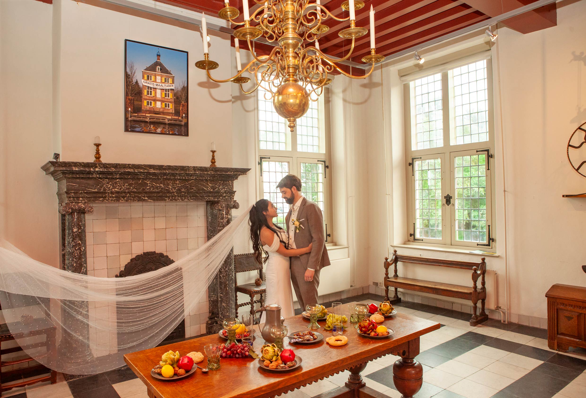 Fotoshoot bruidspaar binnenlocatie Voorburg Kasteel Hofwijck Buitenplaats Voorburg spontane trouwfotograaf Irene Den Haag