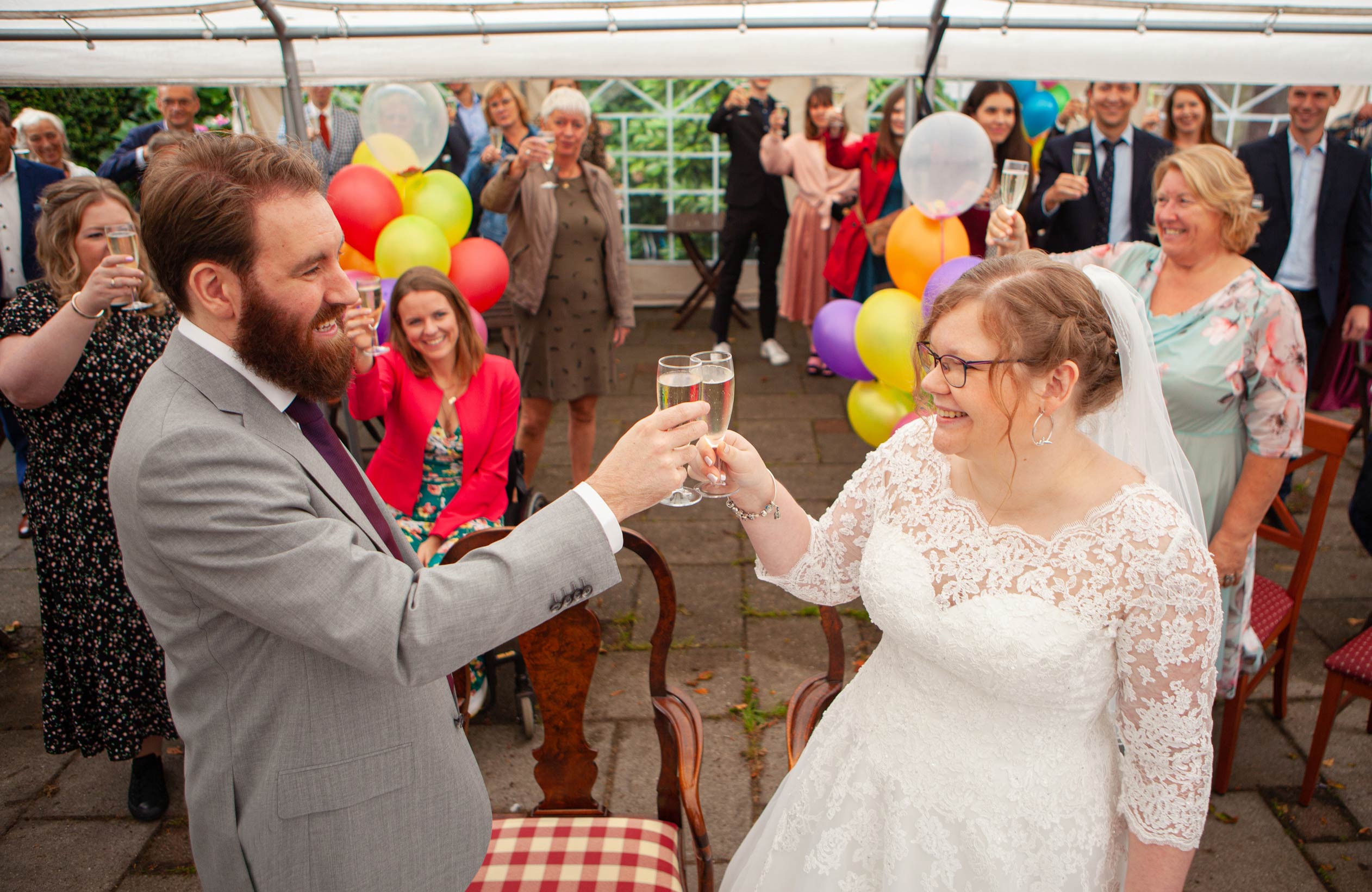 Trouwfeest sfeer proosten na ceremonie tuin der hesperiden hofje van Wouw Tuinkamer Den Haag spontane trouwfotograaf Irene