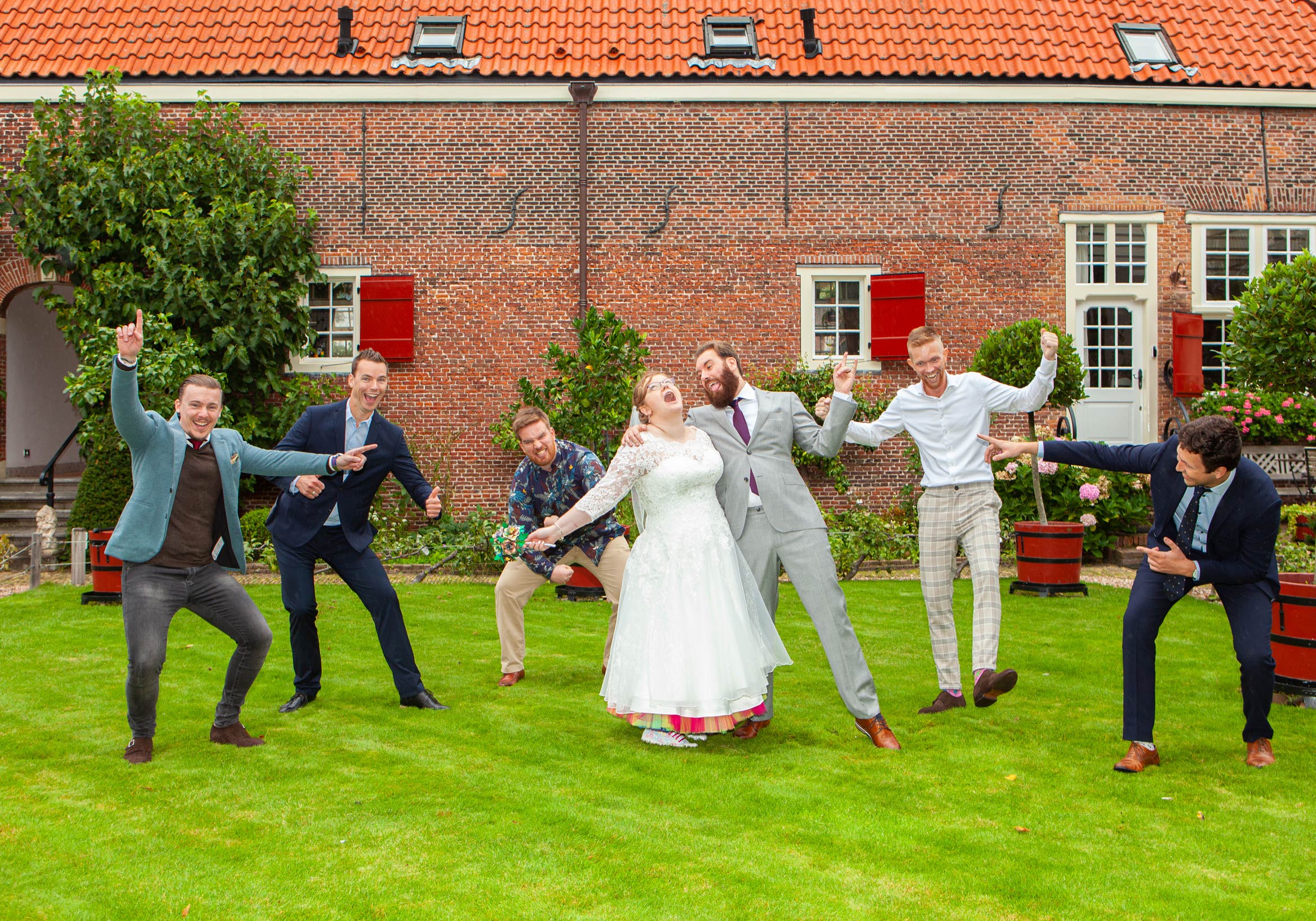 Vrolijke grappige groepsfoto bruiloft spontane trouwfotograaf Irene Den Haag Tuin der Hesperiden Hofje van Wouw