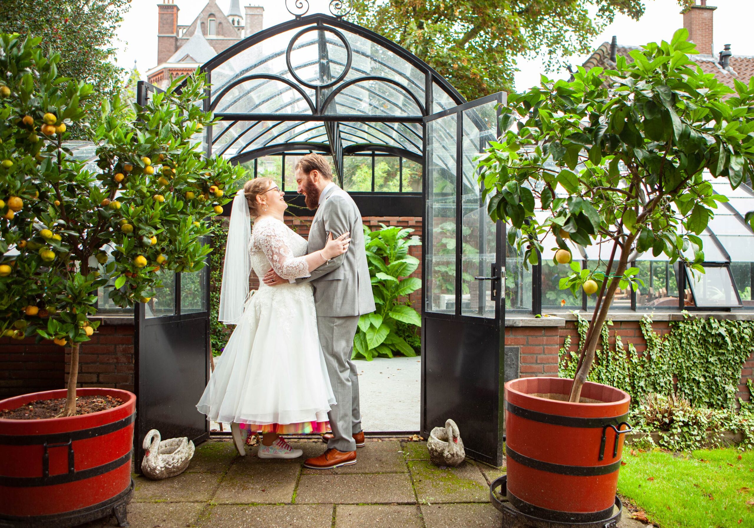 Romantische trouwfoto oranjerie Tuin der Hesperiden Hofje van Wouw Den Haag vrolijke trouwfotograaf Den Haag