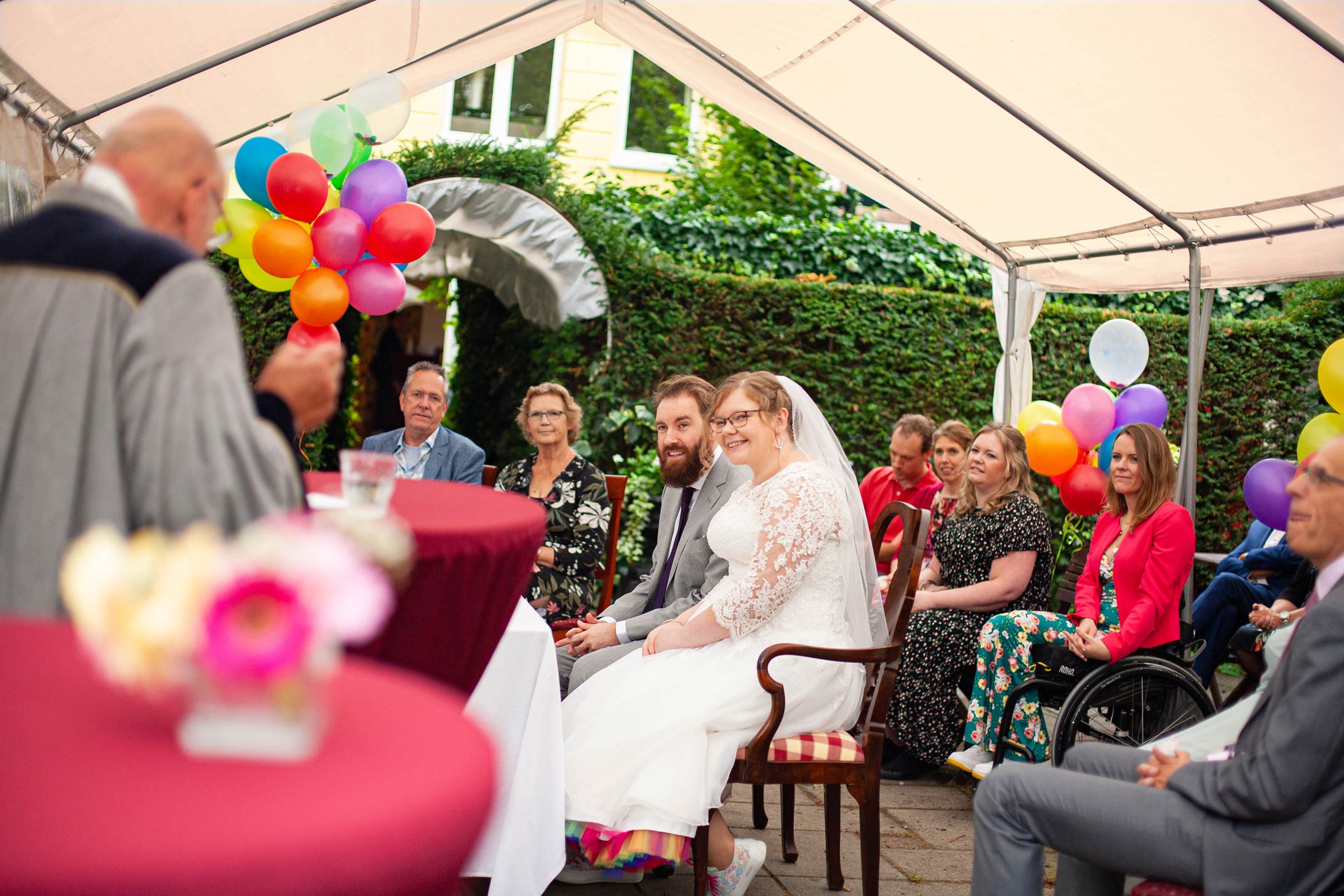 Romantische ceremonie intieme bruiloft kleurrijke trouwfoto spontane betrouwbare trouwfotograaf Irene Den Haag Hofje van Wouw Tuin der Hesperiden Tuinkamer